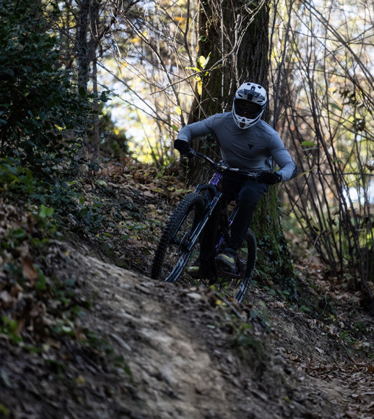 Uomo con bici elettrica mtb Brinke in ambiente boschivo, perfetta per escursioni in bicicletta