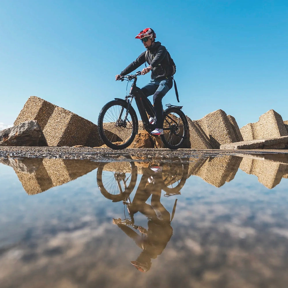 Uomo guida bicicletta elettrica da trekking, per escursioni