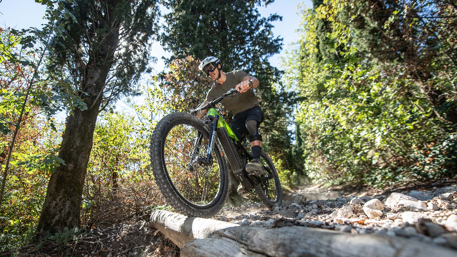 Uomo con bici elettrica da mtb Brinke in ambiente montano, perfetta per escursioni in bicicletta