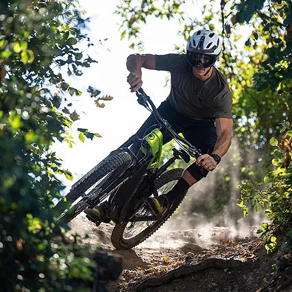 Uomo con bici elettrica da mtb Brinke in ambiente montano, perfetta per escursioni in bicicletta