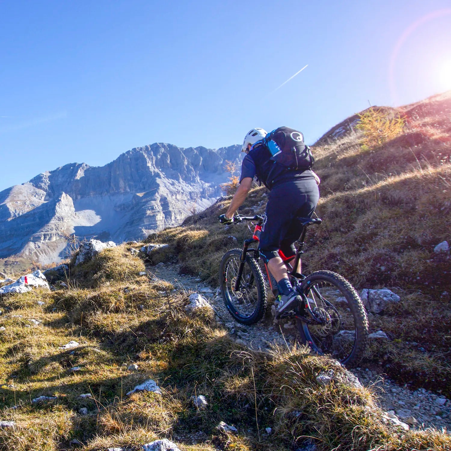 Uomo con bici elettrica da mtb Brinke in ambiente montano, perfetta per escursioni in bicicletta