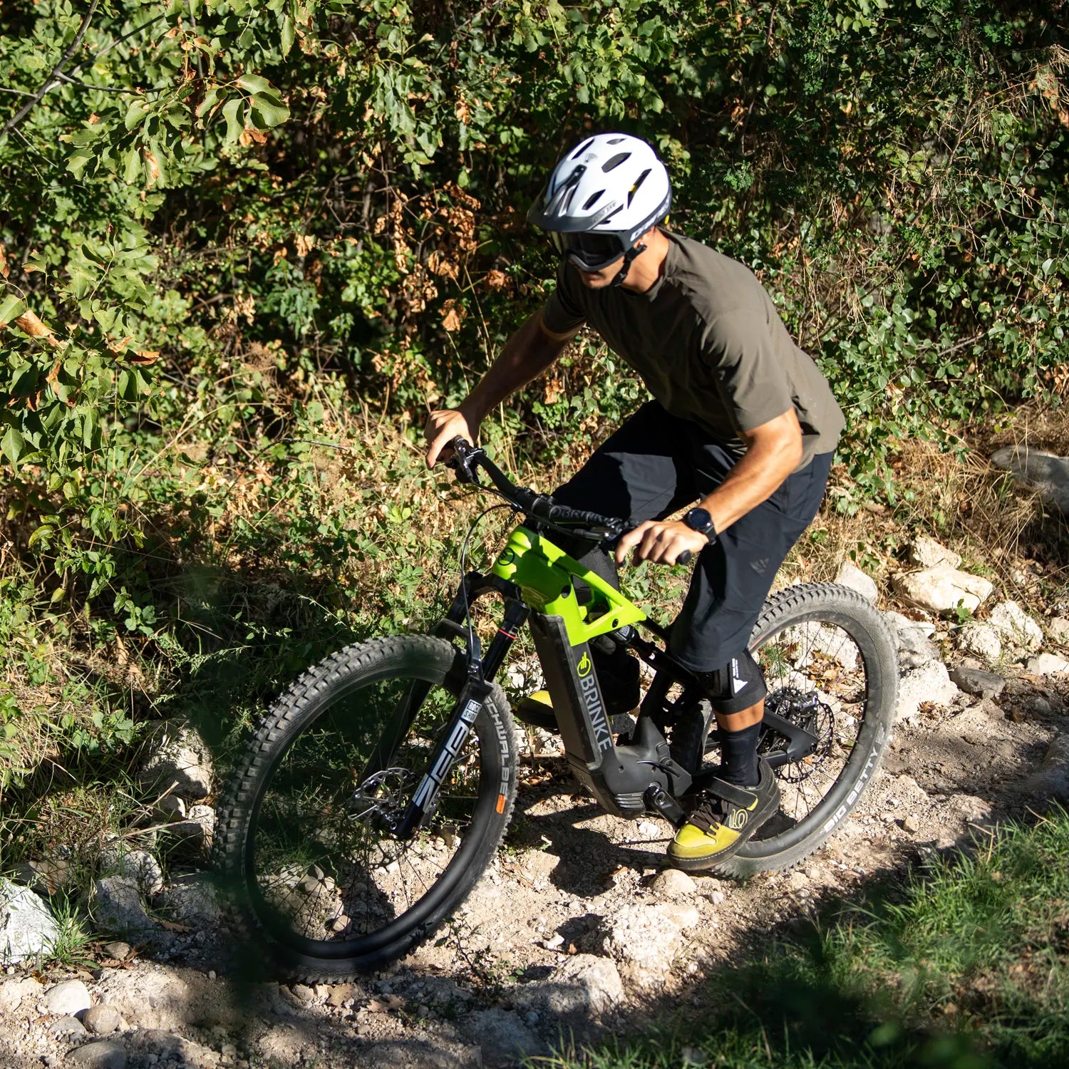 Uomo con bici elettrica da mtb Brinke, perfetta per escursioni in bicicletta