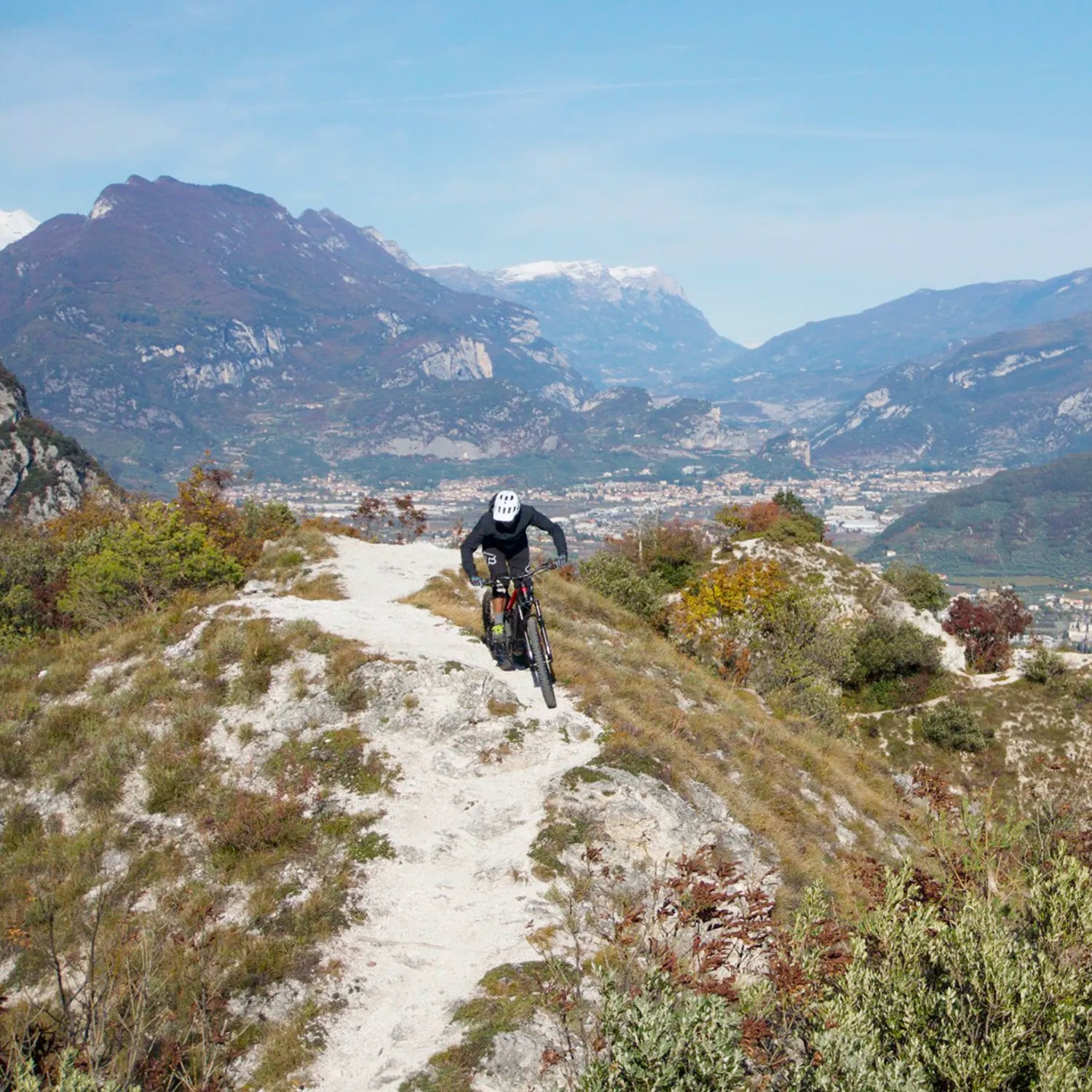 Uomo con bici elettrica da mtb Brinke, perfetta per escursioni in bicicletta