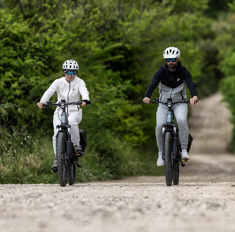 Coppia con bici elettrica da mtb Brinke, perfetta per escursioni in bicicletta