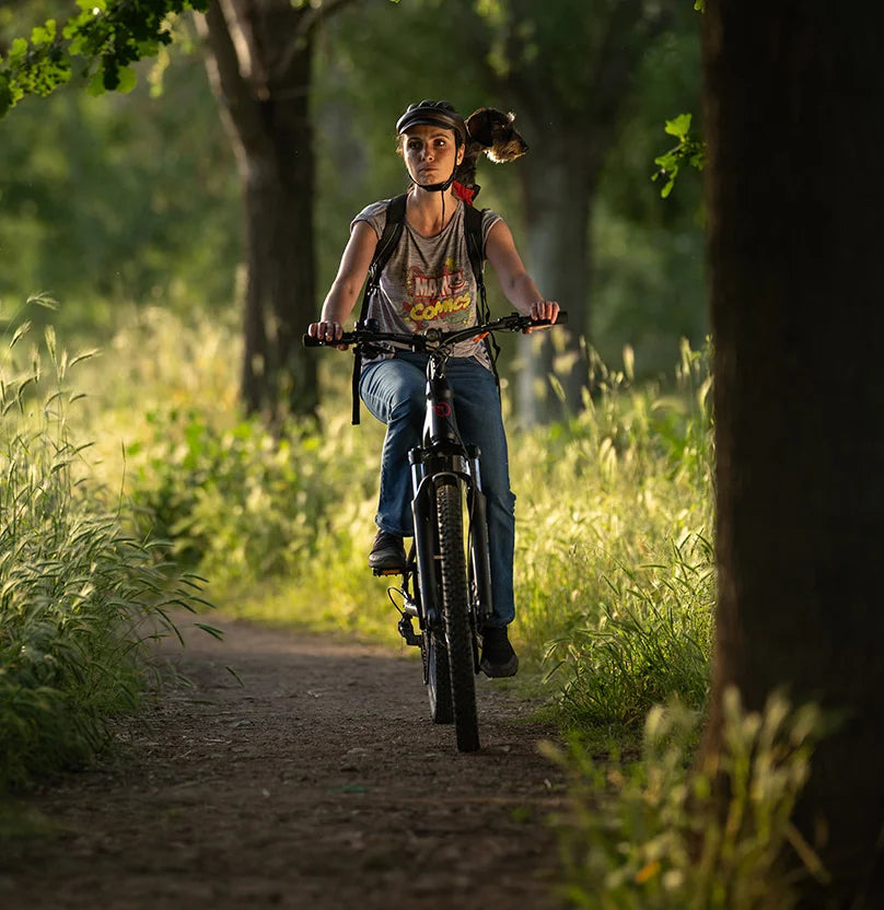 Donna con bici elettrica da mtb Brinke, perfetta per escursioni in bicicletta