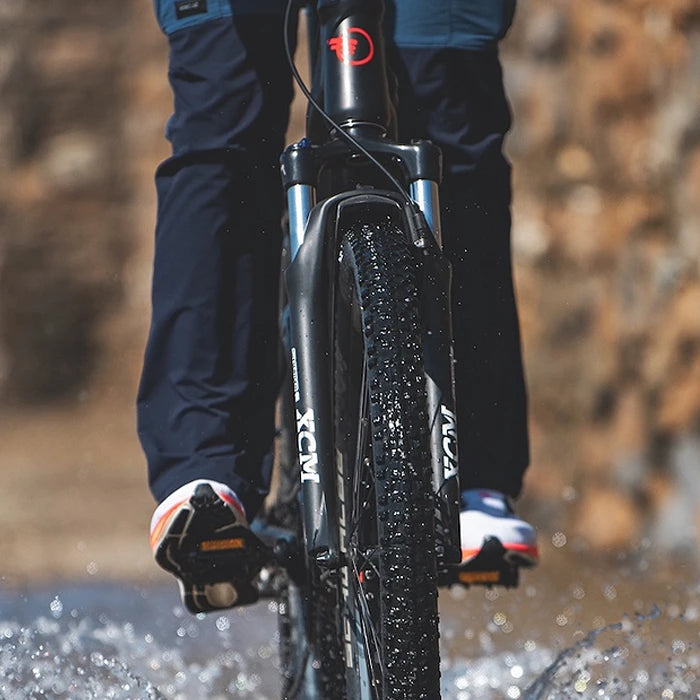 Uomo con bici elettrica da trekking Brinke, perfetta per escursioni in bicicletta