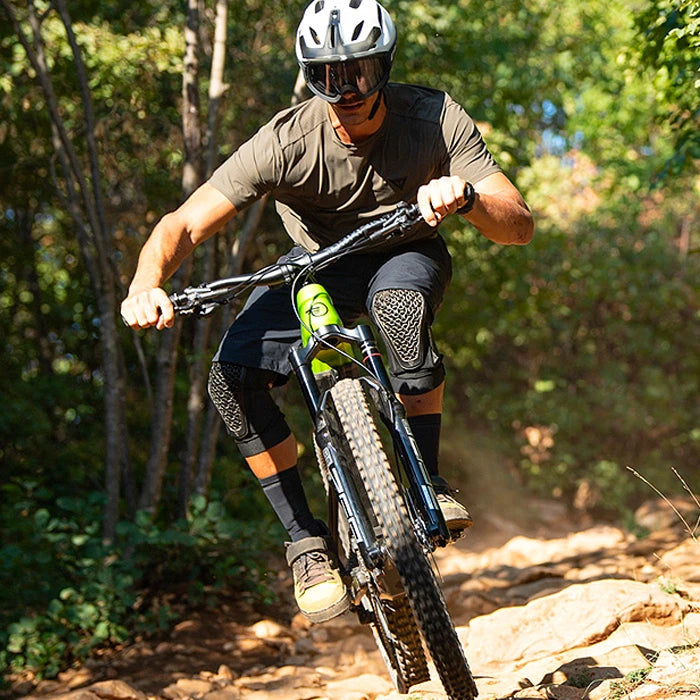 Uomo con bici elettrica da mtb Brinke in ambiente montano, perfetta per escursioni in bicicletta