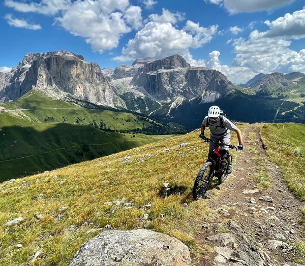 Uomo con bici elettrica mtb Brinke in ambiente montano, perfetta per escursioni in bicicletta