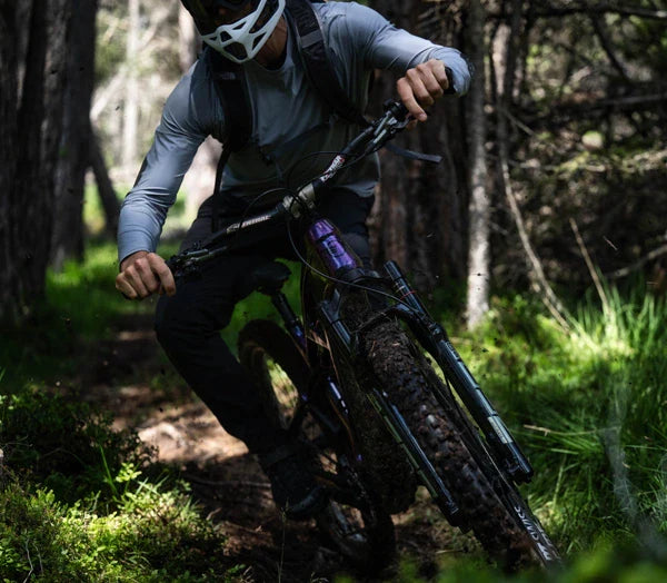 Uomo con bici elettrica mtb Brinke in ambiente boschivo, perfetta per escursioni in bicicletta