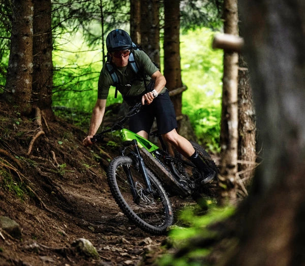 Uomo con bici elettrica mtb Brinke in ambiente boschivo, perfetta per escursioni in bicicletta