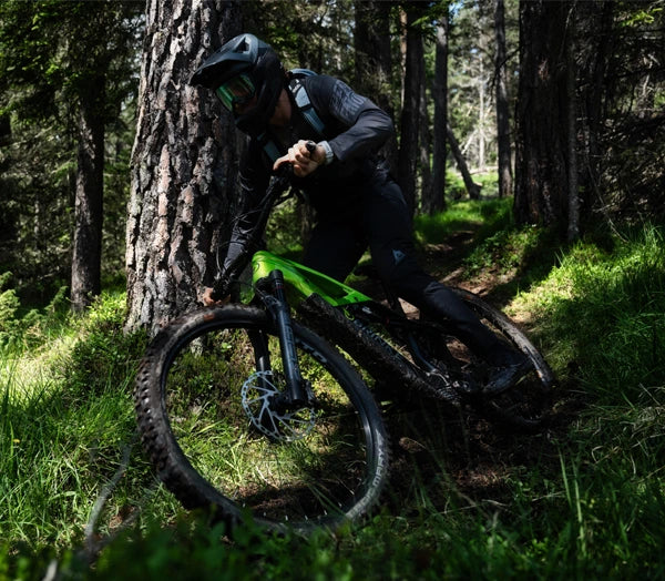 Uomo con bici elettrica mtb Brinke in ambiente boschivo, perfetta per escursioni in bicicletta