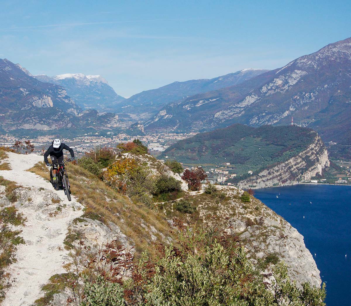 Donna con bici elettrica mtb Brinke in ambiente montano, perfetta per escursioni in bicicletta