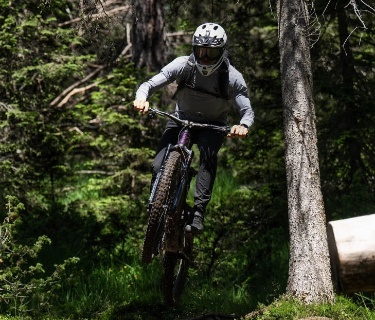 Uomo con bici elettrica da mtb Brinke, perfetta per escursioni in bicicletta