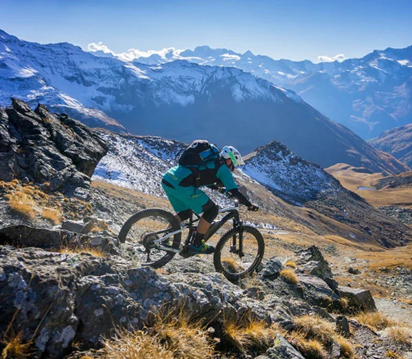 Uomo con bici elettrica mtb Brinke in ambiente montano, perfetta per escursioni in bicicletta