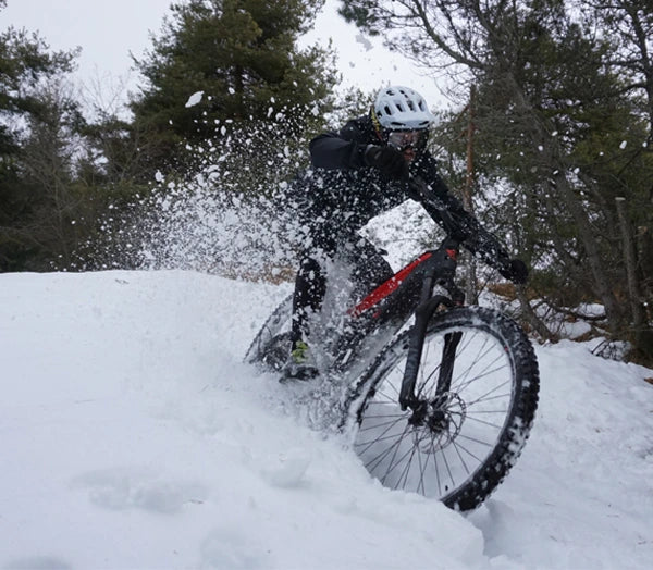 Uomo con bici elettrica mtb Brinke nella neve, perfetta per escursioni in bicicletta