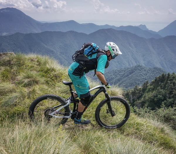 Uomo con bici elettrica mtb Brinke in ambiente boschivo, perfetta per escursioni in bicicletta