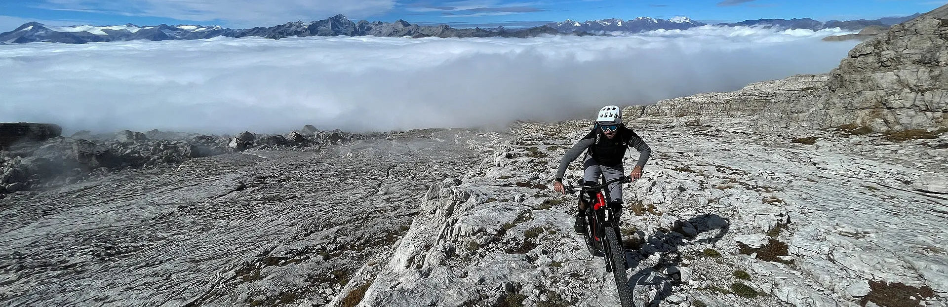 Uomo con bici elettrica da mtb Brinke in ambiente montano, perfetta per escursioni in bicicletta