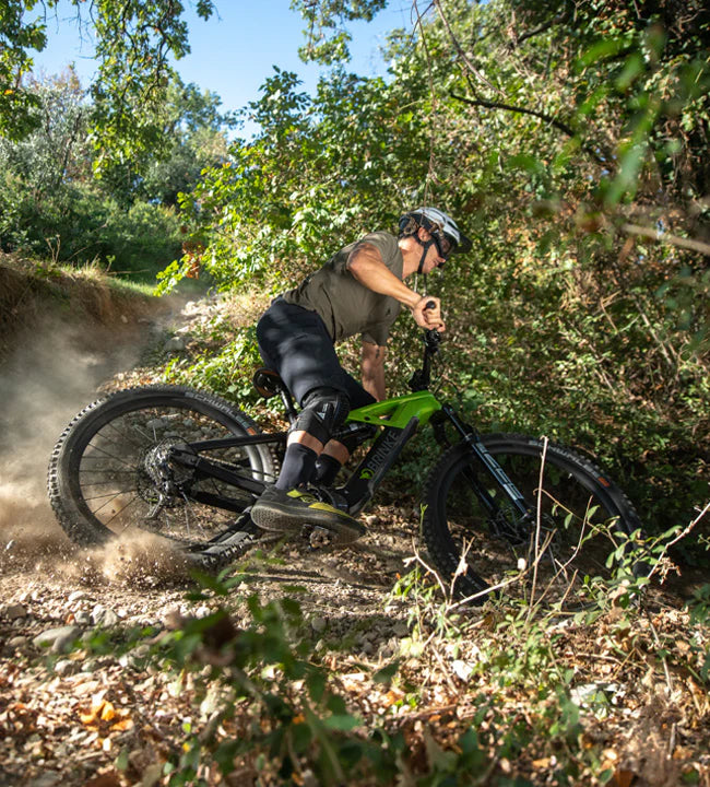 Uomo con bici elettrica da mtb Brinke in ambiente montano, perfetta per escursioni in bicicletta