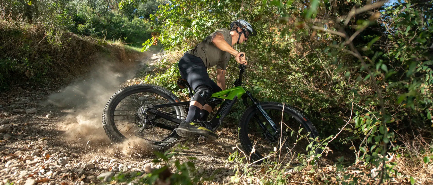 Uomo con bici elettrica da mtb Brinke in ambiente montano, perfetta per escursioni in bicicletta