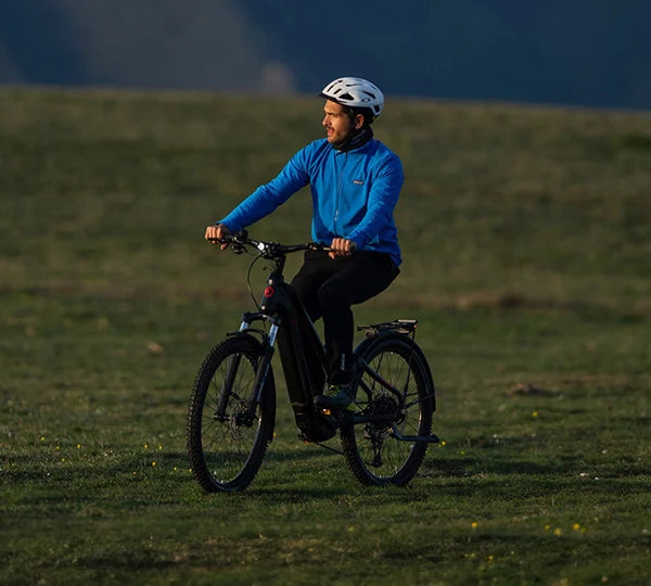 Uomo con bici elettrica trekking Brinke in ambiente montano, perfetta per escursioni in bicicletta