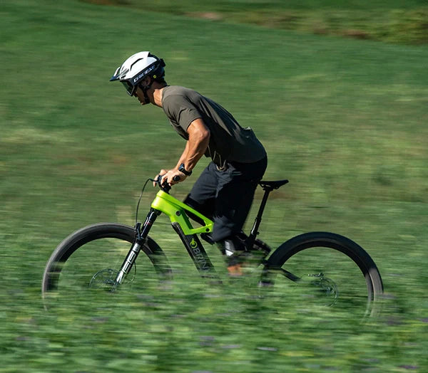 Uomo con bici elettrica mtb Brinke in ambiente boschivo, perfetta per escursioni in bicicletta